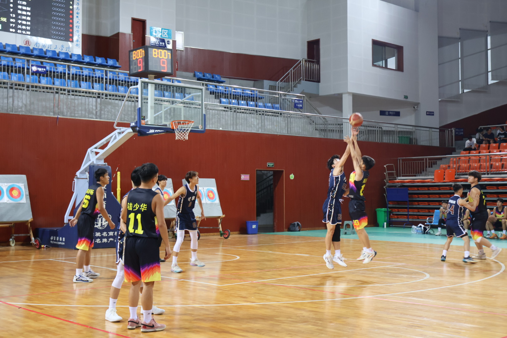 两队队员拼尽全力，为总冠军奋战